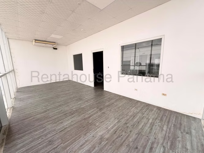 Se Alquila Galera en Parque Lefevre LA26-7090