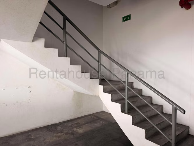 Se Alquila Galera en Parque Lefevre LA26-7090