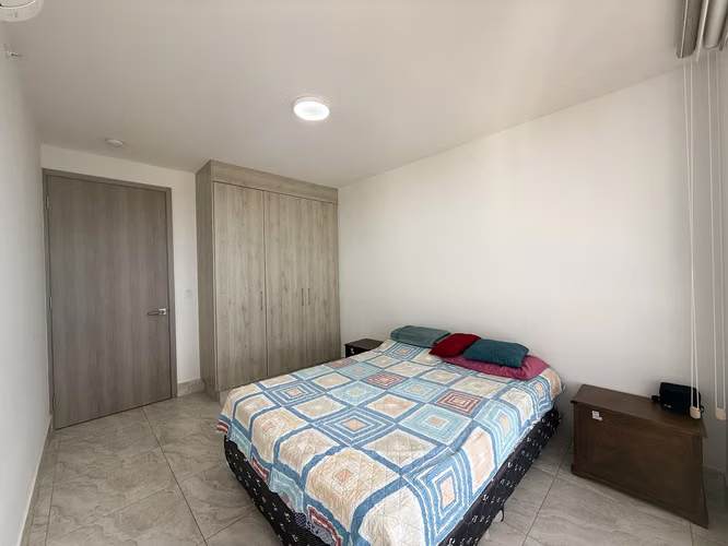 Apartamento en Piso Medio con Balcón en Luxor 400 El Cangrejo
