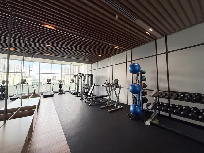 Apartamento en Piso Medio con Balcón en Luxor 400 El Cangrejo