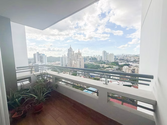 Apartamento en Piso Medio con Balcón en Luxor 400 El Cangrejo
