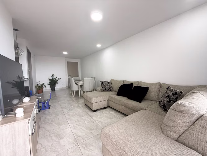 Apartamento en Piso Medio con Balcón en Luxor 400 El Cangrejo