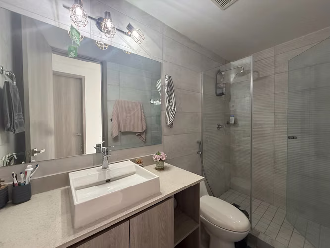 Apartamento en Piso Medio con Balcón en Luxor 400 El Cangrejo