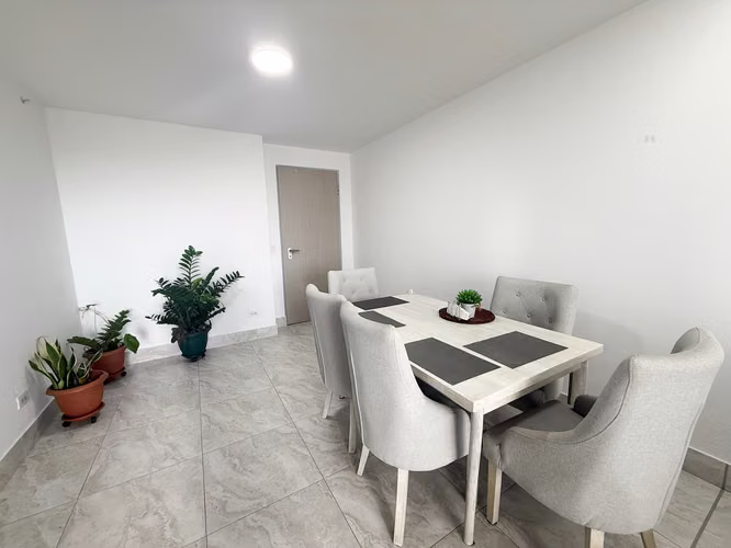 Apartamento en Piso Medio con Balcón en Luxor 400 El Cangrejo