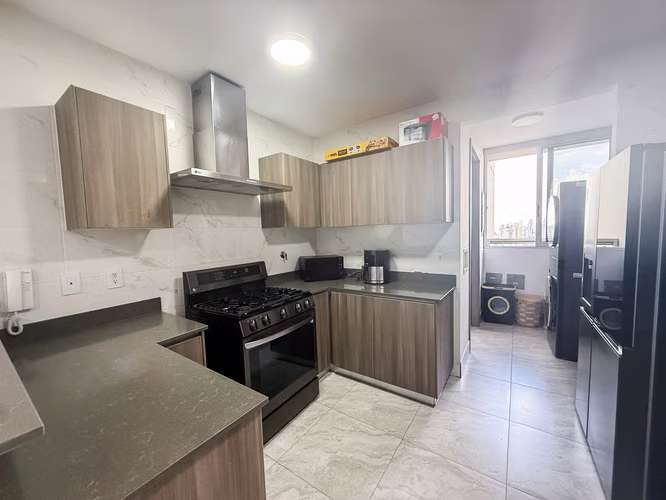 Apartamento en Piso Medio con Balcón en Luxor 400 El Cangrejo