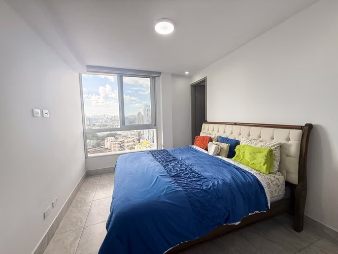 Apartamento en Piso Medio con Balcón en Luxor 400 El Cangrejo