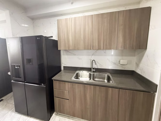 Apartamento en Piso Medio con Balcón en Luxor 400 El Cangrejo