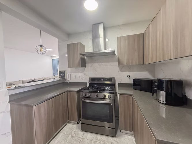 Apartamento en Piso Medio con Balcón en Luxor 400 El Cangrejo