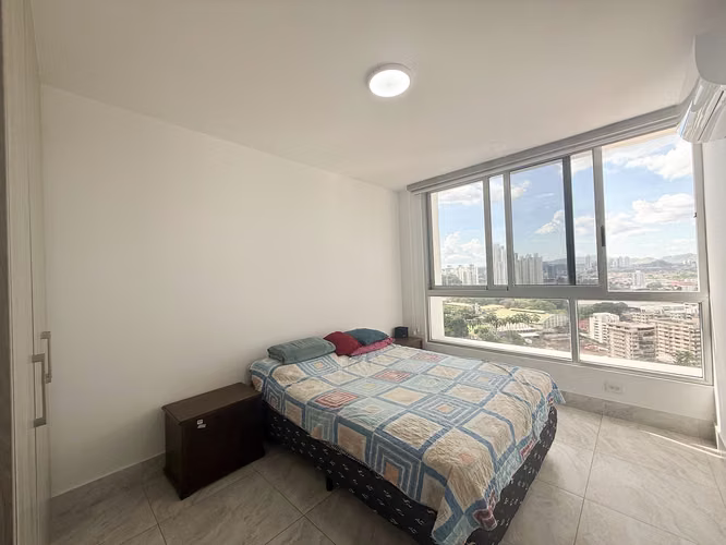 Apartamento en Piso Medio con Balcón en Luxor 400 El Cangrejo