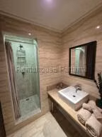 Alquiler de Apartamento con 97m2 en Obarrio PH Devono 26-7449SR