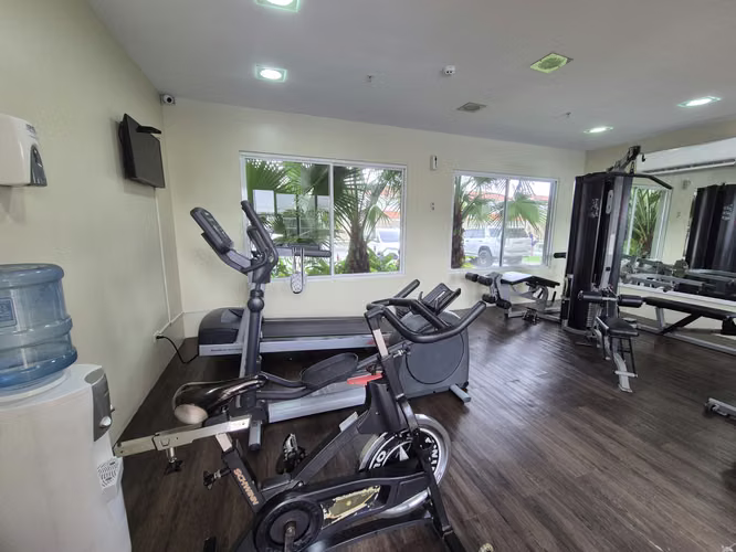 SE VENDE APARTAMENTO REMODELADO EN TORRES DE VERSALLES II COSTA SUR