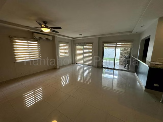 Casa en Venta en Woodlands Panama Pacifico 25YCG8846