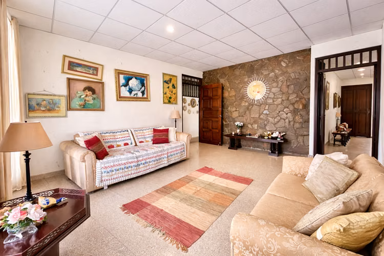 Casa Amplia en Las Cumbres, 5 Rec | 522 m² Const. | Lote 1,043 m²