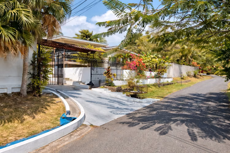 Casa Amplia en Las Cumbres, 5 Rec | 522 m² Const. | Lote 1,043 m²