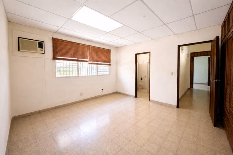Casa Amplia en Las Cumbres, 5 Rec | 522 m² Const. | Lote 1,043 m²