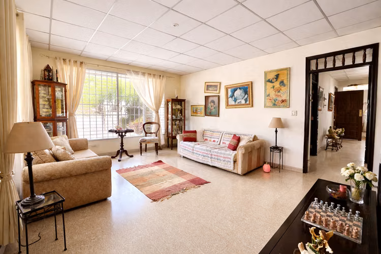 Casa Amplia en Las Cumbres, 5 Rec | 522 m² Const. | Lote 1,043 m²