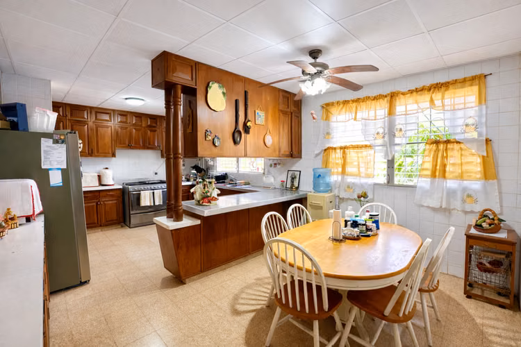 Casa Amplia en Las Cumbres, 5 Rec | 522 m² Const. | Lote 1,043 m²