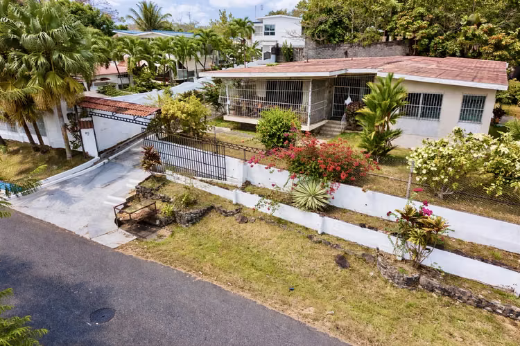 Casa Amplia en Las Cumbres, 5 Rec | 522 m² Const. | Lote 1,043 m²