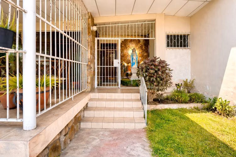 Casa Amplia en Las Cumbres, 5 Rec | 522 m² Const. | Lote 1,043 m²