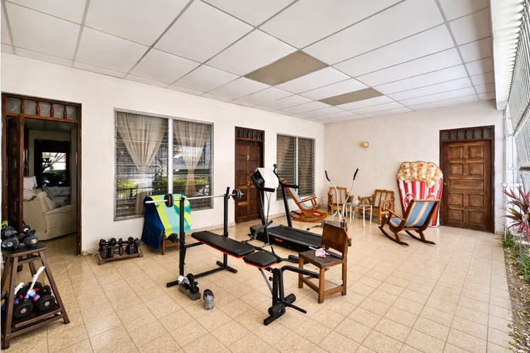 Casa Amplia en Las Cumbres, 5 Rec | 522 m² Const. | Lote 1,043 m²
