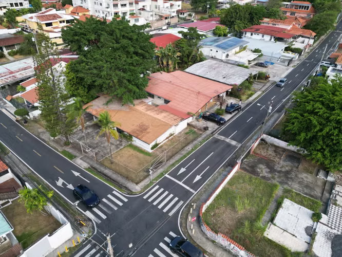 Venta de Terrenos con Casas en San Francisco, 2,053m²