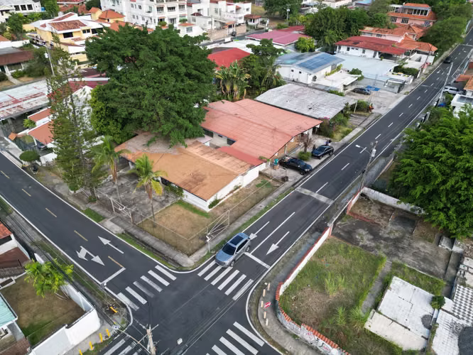 Venta de Terrenos con Casas en San Francisco, 2,053m²