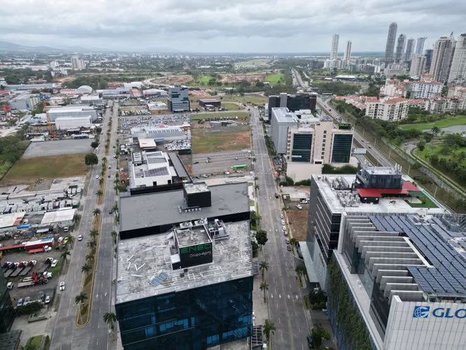Alquiler de Local Comercial en Santa María Business District, 600m²