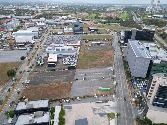 Alquiler de Local Comercial en Santa María Business District, 600m²