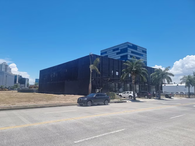 Alquiler de Local Comercial en Santa María Business District, 600m²