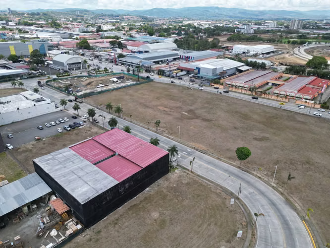 Alquiler de Local Comercial en Santa María Business District, 600m²
