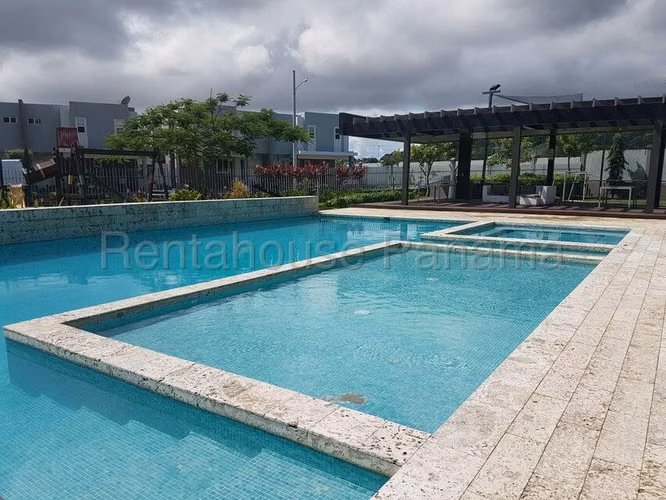LGU-Venta de casa en Brisas del Golf (Panamá Norte), Victoria.