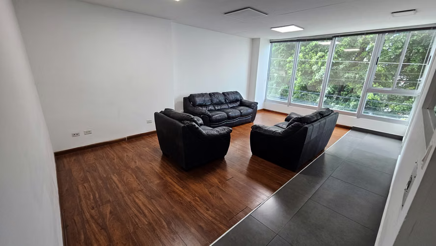 Local Comercial de 385m² céntrico frente a McDonald’s Vía Cincuentenario San Francisco