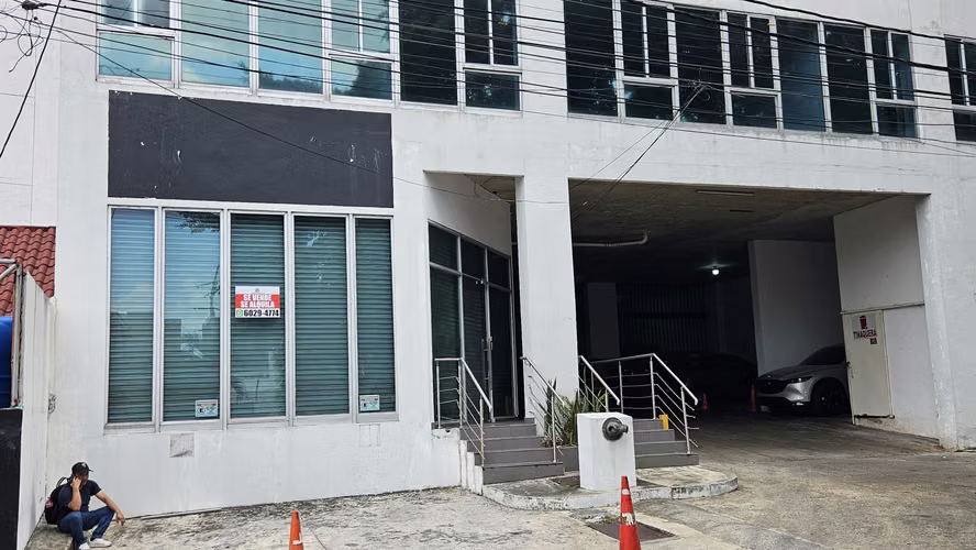 Local Comercial de 385m² céntrico frente a McDonald’s Vía Cincuentenario San Francisco