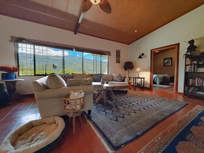 Casa en Boquete con Vista a la Montaña