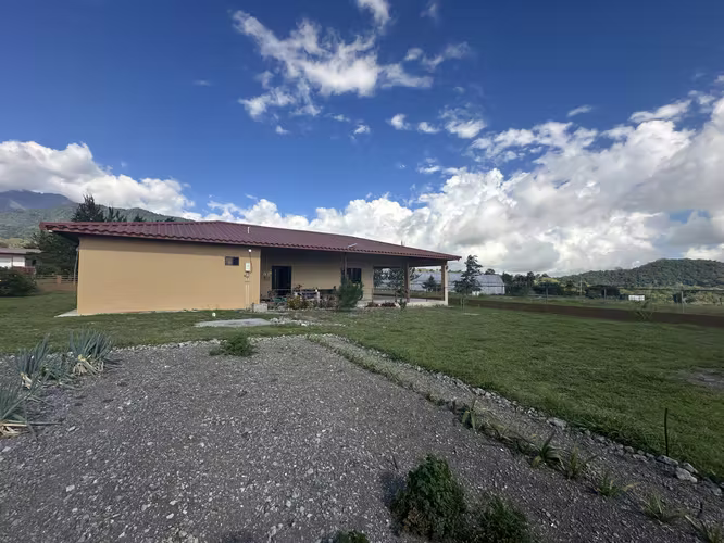 SE ALQUILA CASA CERCADA CON OPCIÓN A COMPRA EN VOLCÁN