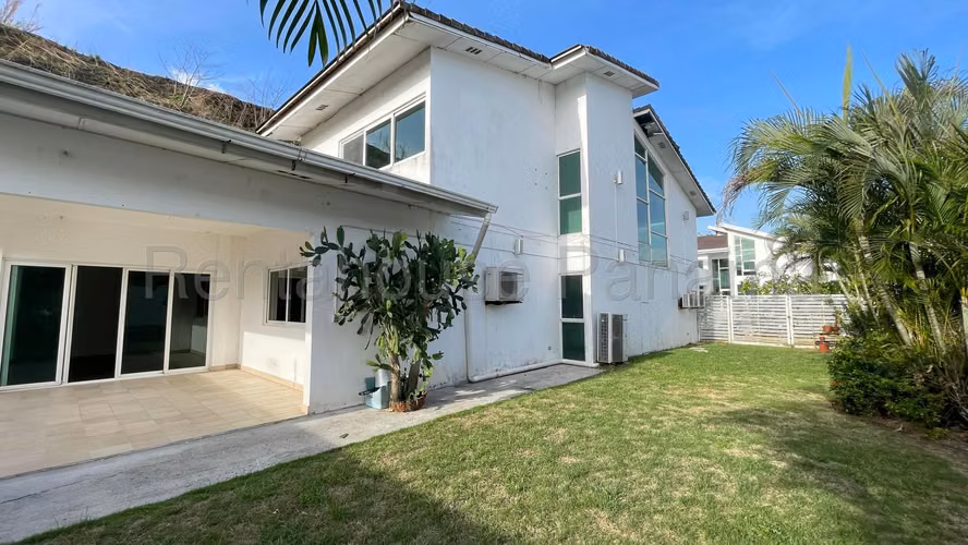 Venta de moderna casa de 421m² dos niveles en Altos de Panamá 26JSS7209