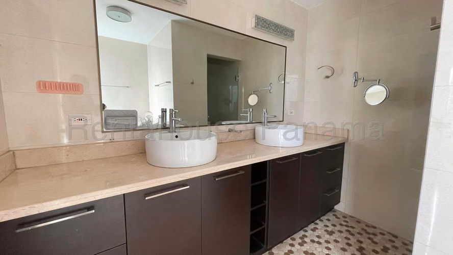 Venta de moderna casa de 421m² dos niveles en Altos de Panamá 26JSS7209