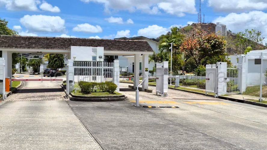 Vendo Casa de 390 m² en Altos de Panamá 26-6655GG