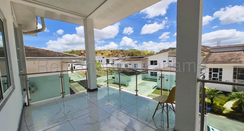Vendo Casa de 390 m² en Altos de Panamá 26-6655GG