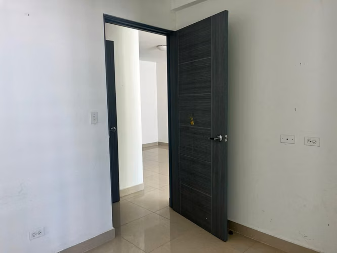 Banco vende apartamento en PH GREEN PARK, Condado del Rey (d)