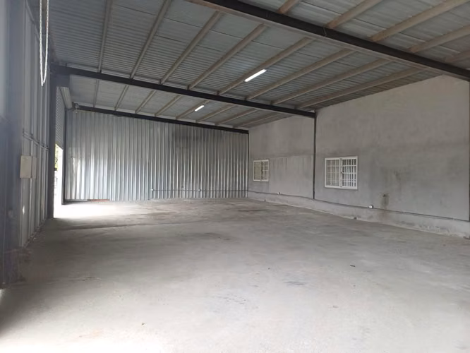 Alquiler de Galera en Las Mañanitas, Dentro de parque industrial, 200m²