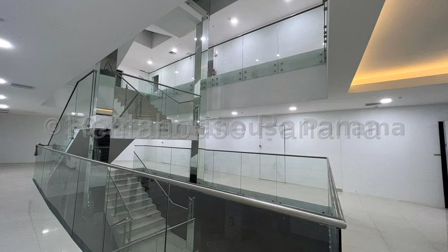 Local Comercial En Alquiler En Vía España ABS