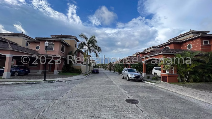 Vendo Casa de 352 m² en PH El Doral, Costa Sur 26-6911GG