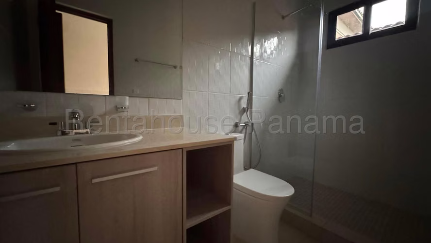 Vendo Casa de 352 m² en PH El Doral, Costa Sur 26-6911GG