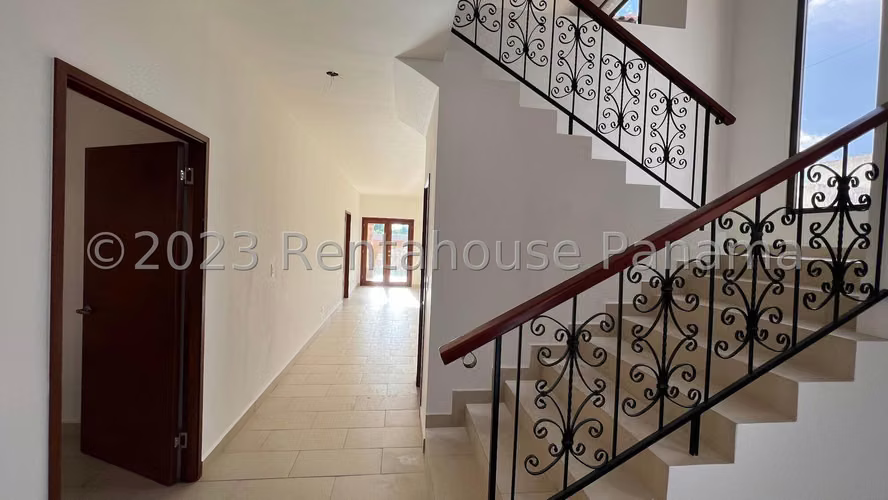 Vendo Casa de 352 m² en PH El Doral, Costa Sur 26-6911GG