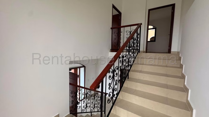 Vendo Casa de 352 m² en PH El Doral, Costa Sur 26-6911GG