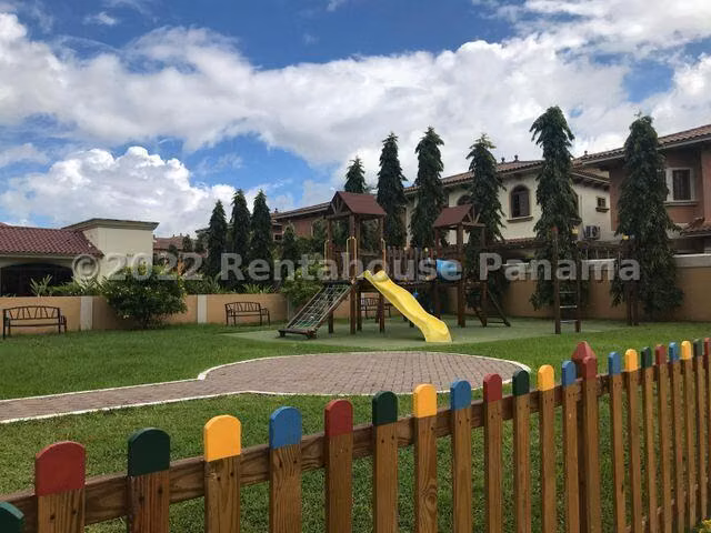 Vendo Casa de 352 m² en PH El Doral, Costa Sur 26-6911GG