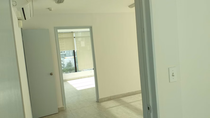 ALQUILAMOS OFICINA DE 200 MT, AREA BANCARIA B/1700.00
