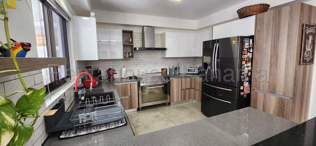 Se Vende Casa en Versalles LA26-7575