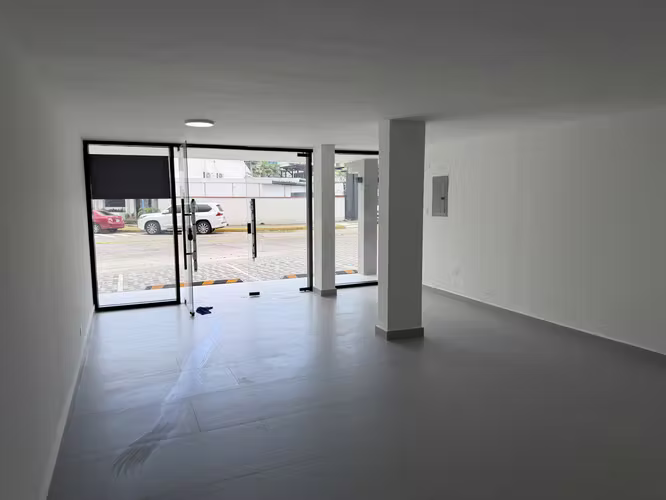 Local comercial en Marbella, 175m2, planta baja